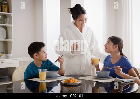 USA, Californie, Los Angeles, la mère qui sert le petit-déjeuner à son fils et sa fille Banque D'Images