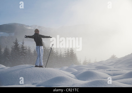 L'Autriche, Maria Alm, jeune femme en randonnée dans un paysage d'hiver Banque D'Images