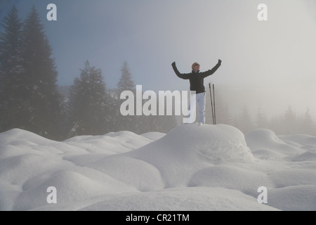 L'Autriche, Maria Alm, jeune femme en randonnée dans un paysage d'hiver Banque D'Images