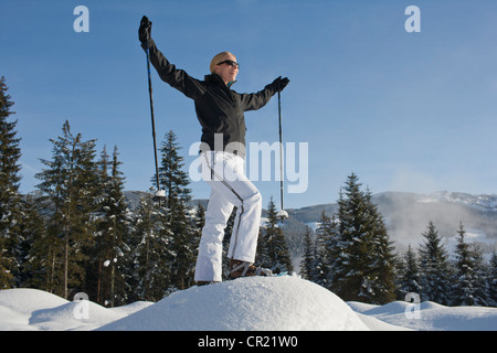 L'Autriche, Maria Alm, jeune femme en randonnée dans un paysage d'hiver Banque D'Images