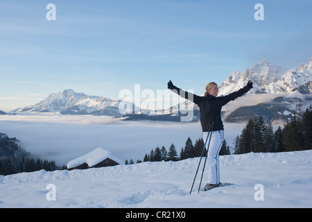 L'Autriche, Maria Alm, jeune femme en randonnée dans un paysage d'hiver Banque D'Images