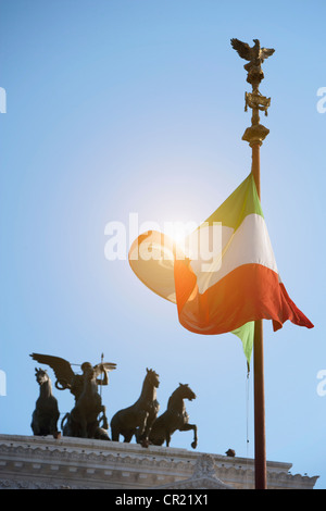 Drapeau Italien et statues antiques Banque D'Images