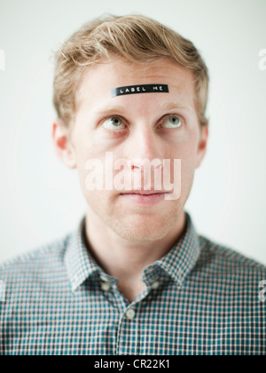 Portrait de jeune homme au concept noir sur le front de l'étiquette Banque D'Images