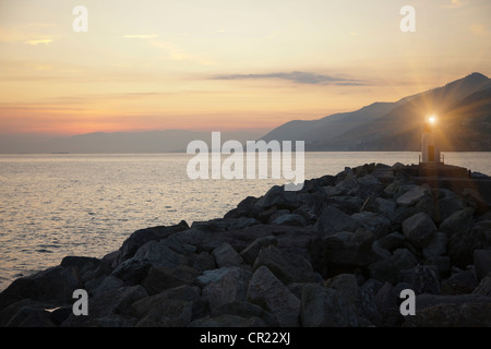 Plage de rochers plus brillant phare Banque D'Images