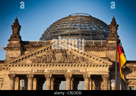 Sculptures en relief sur columned building Banque D'Images