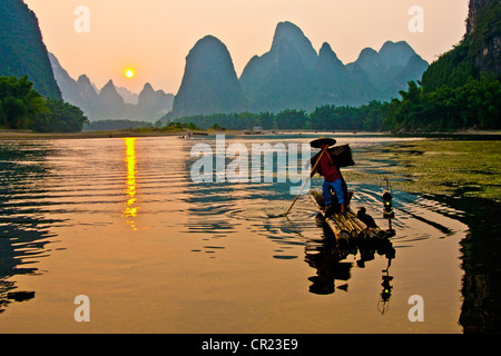 Chine : Li River cormorant fisherman sur radeau en bambou à Xingping Yangshuo/Guilin (salon) au coucher du soleil Banque D'Images