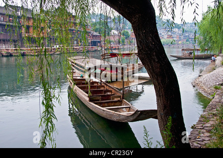 Vieille ville de Phoenix (Fenghuang Cheng) avec des bateaux sur la rivière Tuojiang tôt le matin, la province du Hunan, Chine Banque D'Images