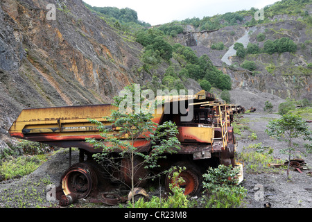 Camions dans la mine de cuivre de Panguna, fermé en 1989 en raison d'un sabotage par l'Armée révolutionnaire de Bougainville. La Papouasie-Nouvelle-Guinée Banque D'Images