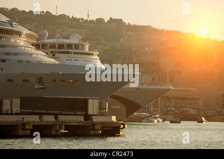 Les navires de croisière amarré au quai urbain Banque D'Images