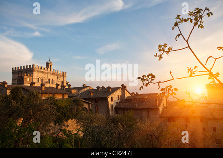 Soleil sur maisons de village Banque D'Images