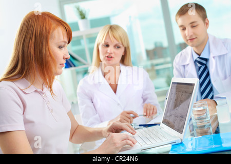 Portrait de femme à la recherche de résultats de test médical dans coffre Banque D'Images