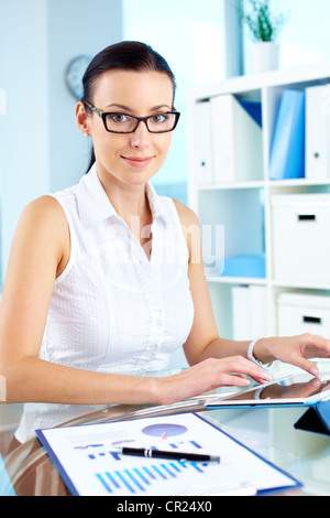 Portrait d'une femme entrepreneur travaillant dans son bureau Banque D'Images