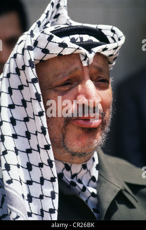 Le président palestinien Yasser Arafat peu après avoir survécu à un accident d'avion dans le désert de Libye en 1992, au Caire. Banque D'Images