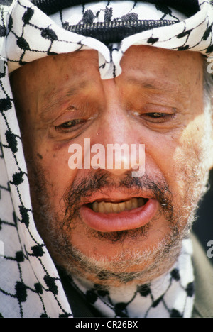Le président palestinien Yasser Arafat peu après avoir survécu à un accident d'avion dans le désert de Libye en 1992, au Caire. Banque D'Images