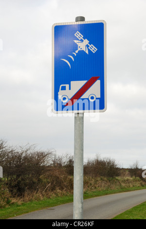 Inscrivez-vous sur route étroite, des chauffeurs de camions d'avertissement de ne pas suivre un gps Banque D'Images