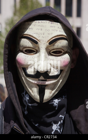 'Anonyme' occuper le port d'un manifestant Guy Fawkes ou Masque V pour Vendetta lors d'une manifestation à Londres Banque D'Images