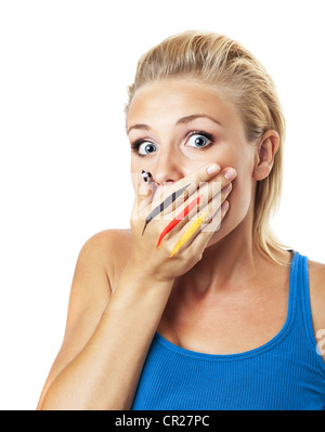 Inquiet football fan, femme couvrant la bouche avec peint dans les couleurs du drapeau, exprimant la peur et la déception Banque D'Images