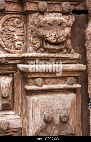 Disque dur en chêne massif sculpté et décoré de façon complexe, que l'on porte plus de 300 ans. Banque D'Images