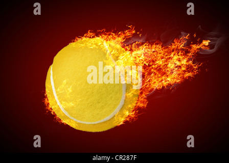 Flying balle de tennis en feu Banque D'Images