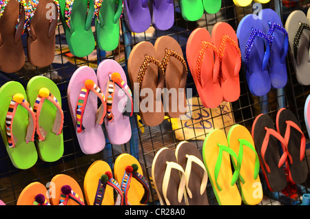 Des chaussons en caoutchouc coloré dans le marché Banque D'Images