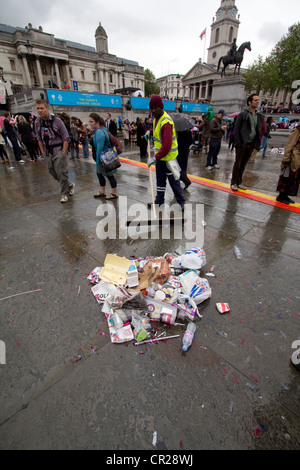 Des agents de Veolia nettoient les ordures à Trafalgar Square, à Londres, à la suite des célébrations du jubilé royal de diamant. Vêtue d'un équipement haute visibilité, l'équipe de nettoyage travaille efficacement au milieu des déchets éparpillés laissés par la foule. Les conséquences des festivités patriotiques sont évidentes : drapeaux de l'Union Jack, emballages de nourriture et confettis parsèment le sol Banque D'Images
