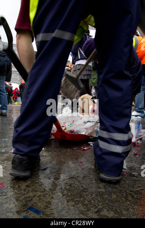 Des agents de Veolia nettoient les ordures à Trafalgar Square, à Londres, à la suite des célébrations du jubilé royal de diamant. Vêtue d'un équipement haute visibilité, l'équipe de nettoyage travaille efficacement au milieu des déchets éparpillés laissés par la foule. Les conséquences des festivités patriotiques sont évidentes : drapeaux de l'Union Jack, emballages de nourriture et confettis parsèment le sol Banque D'Images