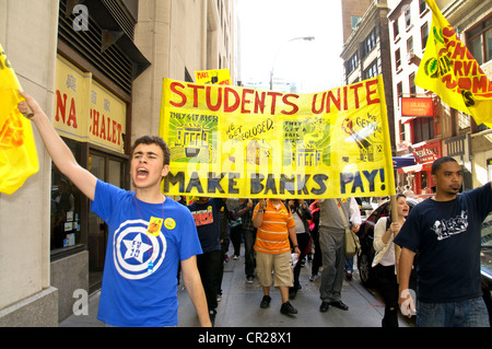 12 mai 2011, aux environs du quartier financier de Wall Street, New York City, une protestation contre les grandes banques, la guerre, Banque D'Images