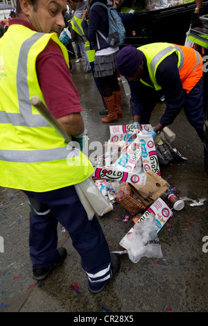 Des agents de Veolia nettoient les ordures à Trafalgar Square, à Londres, à la suite des célébrations du jubilé royal de diamant. Vêtue d'un équipement haute visibilité, l'équipe de nettoyage travaille efficacement au milieu des déchets éparpillés laissés par la foule. Les conséquences des festivités patriotiques sont évidentes : drapeaux de l'Union Jack, emballages de nourriture et confettis parsèment le sol Banque D'Images