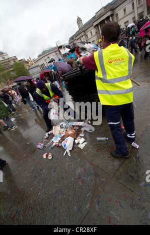 Des agents de Veolia nettoient les ordures à Trafalgar Square, à Londres, à la suite des célébrations du jubilé royal de diamant. Vêtue d'un équipement haute visibilité, l'équipe de nettoyage travaille efficacement au milieu des déchets éparpillés laissés par la foule. Les conséquences des festivités patriotiques sont évidentes : drapeaux de l'Union Jack, emballages de nourriture et confettis parsèment le sol Banque D'Images