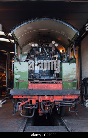 B12 dans les ateliers de locomotives à Norfolk Weybourne attendant les derniers préparatifs de sa relance au début de 2012. Banque D'Images