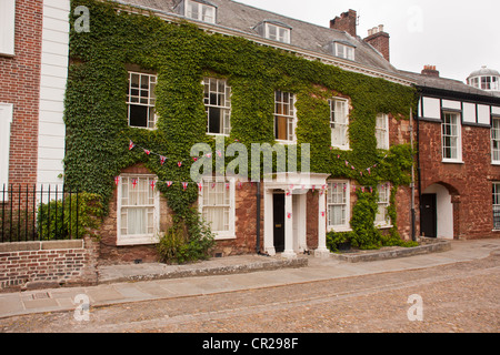 Près de la cathédrale et en face de la cour de la Cathédrale Cathédrale d'Exeter maisons anciennes et les personnes ayant des repas pique-nique. Banque D'Images