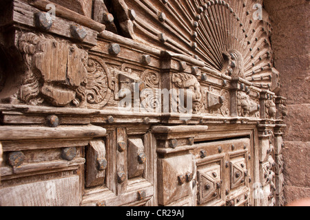 Disque dur en chêne massif sculpté et décoré de façon complexe, que l'on porte plus de 300 ans. Banque D'Images