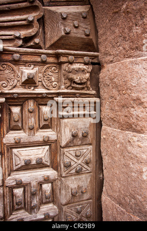 Disque dur en chêne massif sculpté et décoré de façon complexe, que l'on porte plus de 300 ans. Banque D'Images