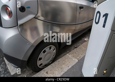 Voiture Autolib' d'être facturés à un parking gare à Paris, France Banque D'Images