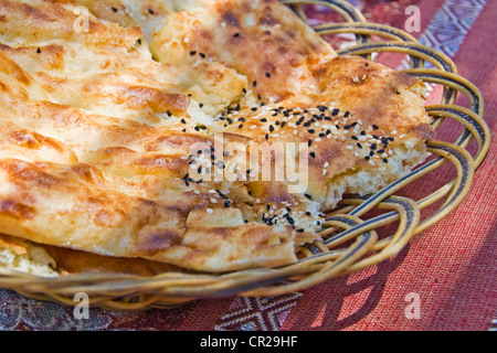 Pide, sésame turque du pain fait maison dans un panier - Cappadoce, Turquie Banque D'Images