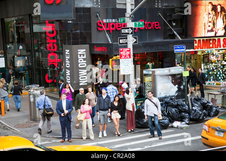 New York taxi jaune emblématique de Times Square, Manhattan. Regarder sur Superdry store façade extérieure Times Square, New York Banque D'Images