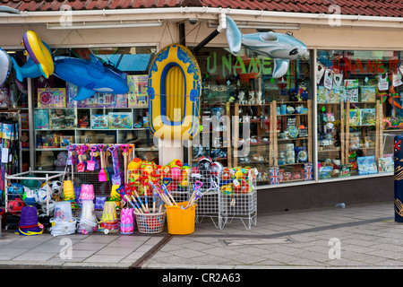 Station boutique vendant des jouets de plage de couleurs vives Banque D'Images