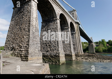 De Thomas Telford, pont suspendu de Menai, ouvert en 1826, reliant le continent à Anglesey gallois. Vue de côté d'Anglesey. Banque D'Images