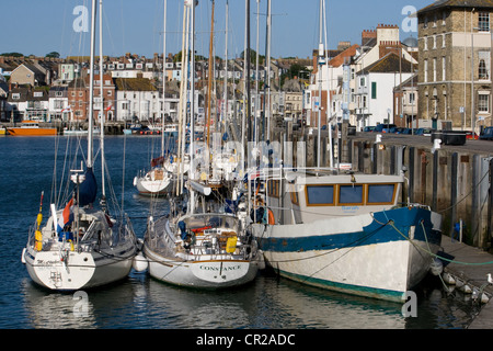 Bateaux amarrés dans le port de Weymouth sur un matin ensoleillé en juin 2012 Banque D'Images