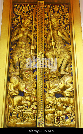 L'art thaï sur la porte au Wat Phra Kaew.Bangkok, Thaïlande. Banque D'Images