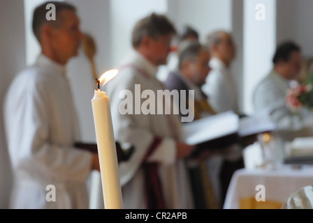 Close-up de bougie, de prière dans l'église luthérienne Banque D'Images