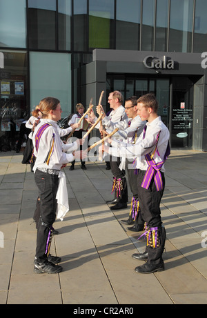 Du côté de la danse folklorique Kern Morris effectuer dans Durham Millennium Square, Angleterre du Nord-Est, Royaume-Uni Banque D'Images