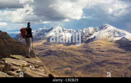 Donnant sur Liathach le mauvais temps approche. Prises de Ben Alligin Torridon, dans les Highlands écossais au Royaume-Uni. Banque D'Images