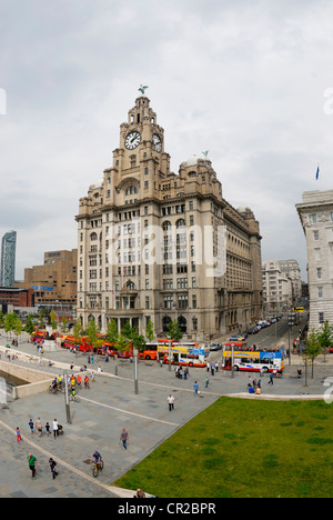 Assurance Royal Liver Building situé à Pier Head à Liverpool Banque D'Images