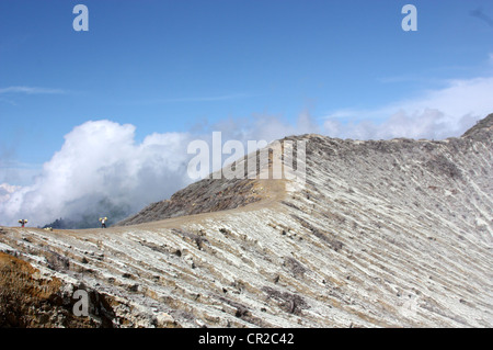 Les mineurs de soufre sur le bord du cratère du volcan Ijen en Indonésie Banque D'Images