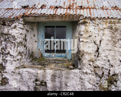 Dans la fenêtre abandonnée Croft House, Isle of Harris, Scotland Banque D'Images