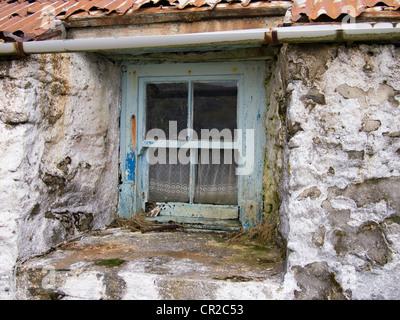 Dans la fenêtre abandonnée Croft House, Isle of Harris, Scotland Banque D'Images