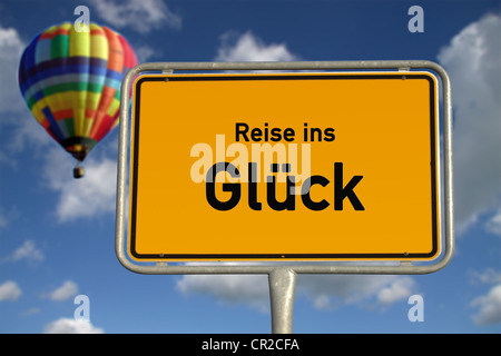 German road sign travel au bonheur avec ballon captif, ciel bleu et nuages blancs Banque D'Images