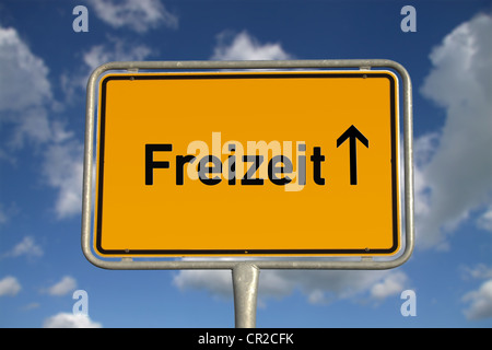 German road sign Loisirs trafic avec ciel bleu et nuages blancs Banque D'Images