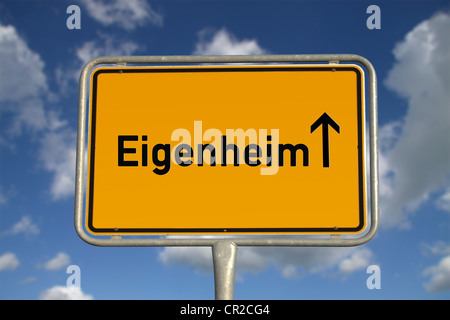 Panneau routier allemand appartenant à la circulation accueil avec ciel bleu et nuages blancs Banque D'Images